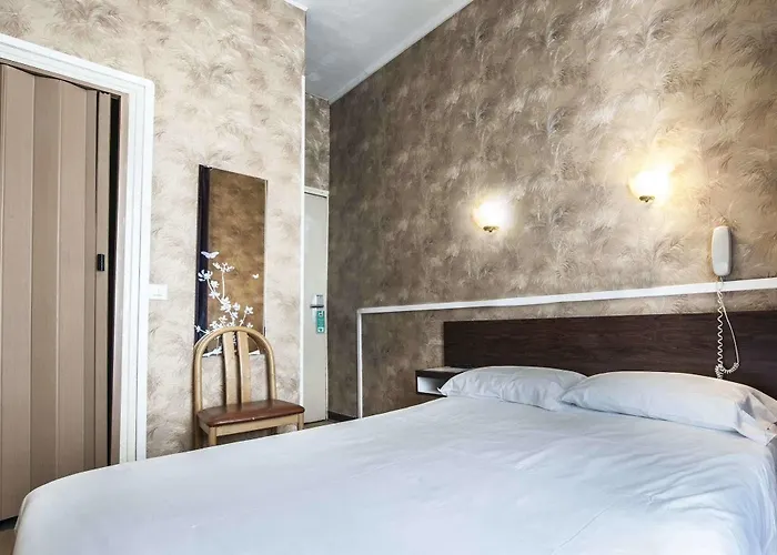 Des 3 Nations Отель Париж