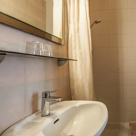 Hotel Des 3 Nations Parigi