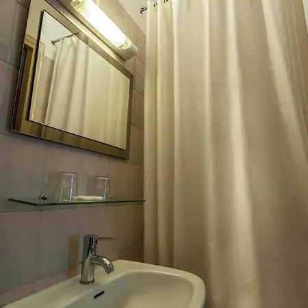 Hotel Des 3 Nations Parigi
